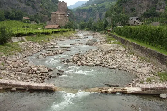 Talfer nachher (Foto Agentur für Bevölkerungsschutz) Durch die Umgestaltung der Konsolidierungssperren bleibt die Sicherheit erhalten, die Fischpassierbarkeit ist nun aber gewährleistet.