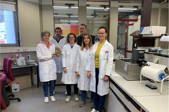 Der Arne-Andersson-Preis 2023 im Labor für Wasseranalyse und Chromatographie: von links Fiorenza Fogale, Helmuth Pertner, Verena Unterholzner, der Direktor Christian Bachmann, Francesca Ambonati und Veronika Canins (Foto: Umweltagentur)