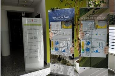 Pannelli informativi sulla prima fase del progetto BrennerLEC posizionati all'ingresso del palazzo provinciale III, Piazza Silvius Magnago 3, Bolzano (Foto: Appa Bolzano)