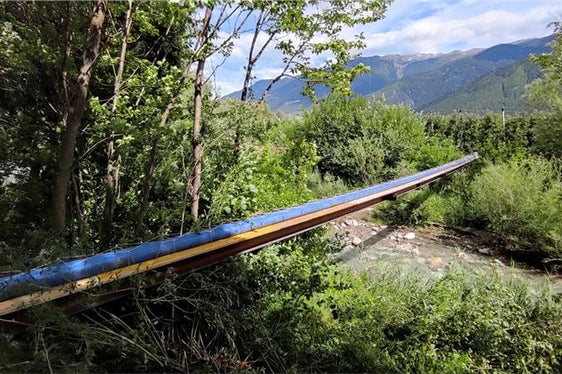 Die provisorische Umleitung, welche die Abwässer wieder in die Kläranlage Mittelvinschgau zurückführt (Foto: Landesagentur für Umwelt und Klimaschutz)