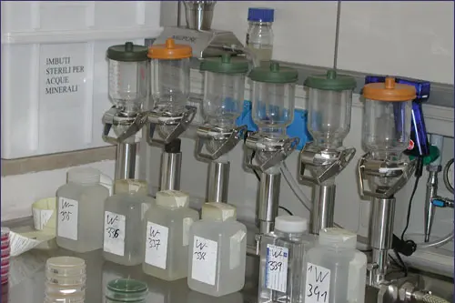 Rampa per la filtrazione dei campioni d’acqua con imbuti (Foto: Agenzia provinciale per l’ambiente e la tutela del clima)