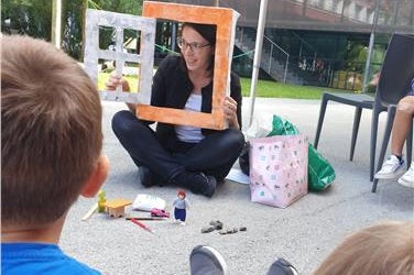 Die Kinder des Kids Camps von Eurac Research zeigten großes Interesse und verfolgten mit Begeisterung den Vortrag von Clara Peretti, QAES-Referentin für die Landesagentur für Umwelt und Klimaschutz (Foto: Umweltagentur)