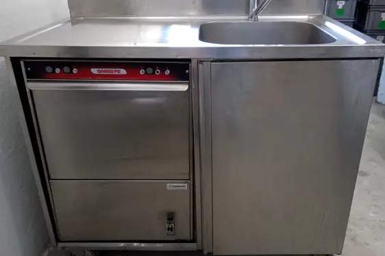 Mobile Geschirrspülmaschine (Foto: Sozialgenossenschaft Novum2)