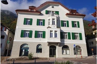 Das Rathaus von Marling, ein virtuoses Beispiel für die energetische Sanierung eines öffentlichen Gebäudes (Foto: Gemeinde Algund, Öffentliche Arbeiten, Arch. Dr. Josef Garber)