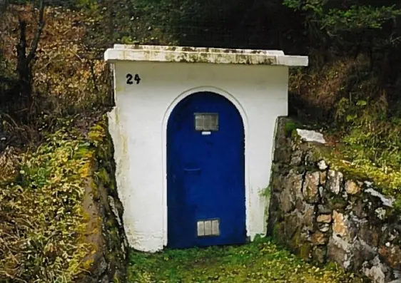 Bagni dell'Orso - Una delle captazioni (Foto: Agenzia provinciale per l'ambiente e la tutela del clima, Uff. Gestione sostenibile delle risorse idriche, 1999)