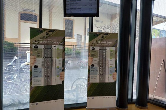 Pannelli informativi sulla prima fase del progetto BrennerLEC posizionati all'ingresso della funivia del Renon (Foto:Appa Bolzano)