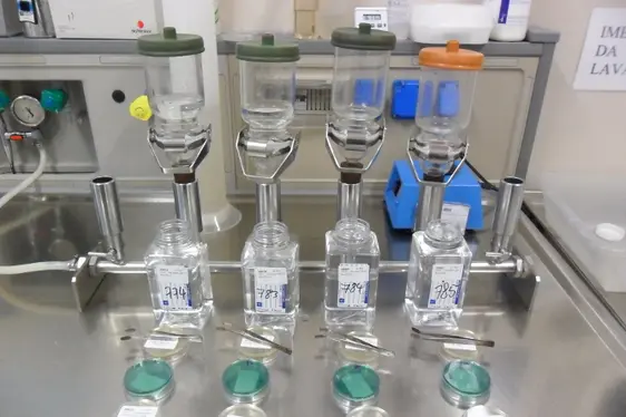 Rampa di filtrazione, campioni d’acqua e piastre di Petri con terreni selettivi (Foto: Agenzia provinciale per l’ambiente e la tutela del clima)