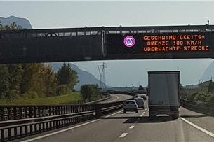 Die Nachrichten auf den Anzeigetafeln weisen die Benutzer der A22 auf ein reduziertes Geschwindigkeitslimit auf der Teststrecke hin. (Foto: Umweltagentur Bozen)