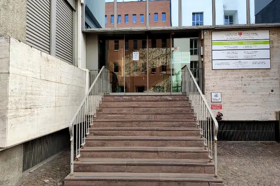 Ingresso della sede principale in via Amba Alagi 5, Bolzano (Foto: Agenzia provinciale per l'ambiente e la tutela del clima)