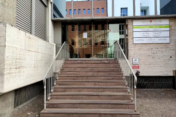 Haupteingang des Hauptsitzes in der Amba-Alagi-Straße 5, Bozen (Foto: Landesagentur für Umwelt und Klimaschutz)