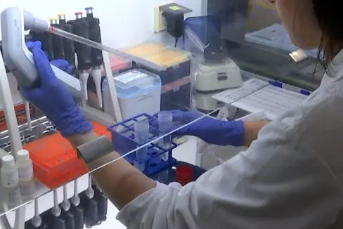 Analysen, um aus Abwasser genetisches Material des Coronavirus SARS-Cov-2 zu extrahieren (Foto: Landesagentur für Umwelt und Klimaschutz)