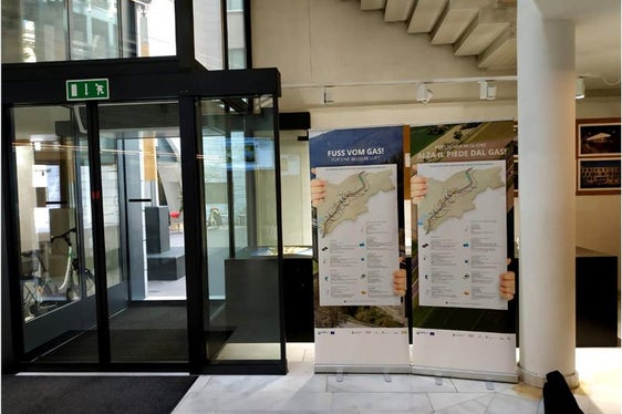 Informationstafeln zur ersten Phase des Projekts BrennerLEC im Eingangbereich des Landesgebäudes II, Silvius-Magnago-Platz, Bozen (Foto: Landesagentur für Umwelt und Klimaschutz)