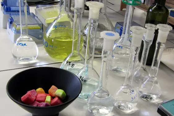 Nachweis von künstlichen Farbstoffen in Bonbons (Foto: Landesagentur für Umwelt und Klimaschutz)