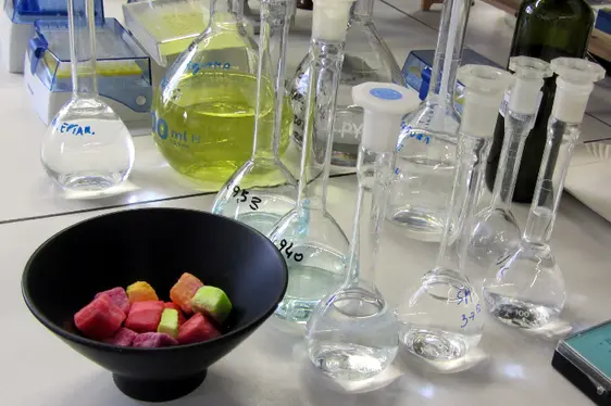 Nachweis von künstlichen Farbstoffen in Bonbons (Foto: Landesagentur für Umwelt und Klimaschutz)