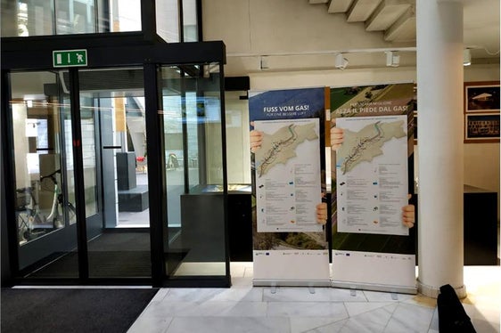 Pannelli informativi sulla prima fase del progetto BrennerLEC posizionati all'ingresso del palazzo provinciale II, Piazza Silvius Magnago, Bolzano (Foto: Appa Bolzano)