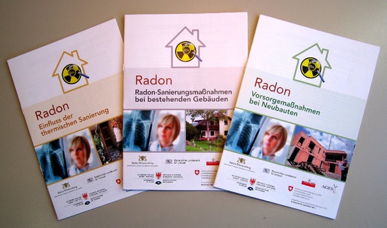 Die Umschläge der drei Broschüren