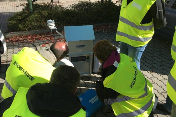Simulazione di campionamento con campionatore per grandi volumi per la determinazione di inquinanti persistenti in situazioni di emergenza (Foto: Agenzia provinciale per l'ambiente)