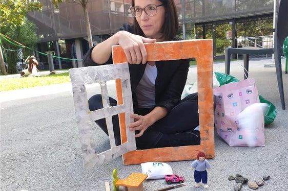 Clara Peretti, referente per il progetto QAES, mostra ai bambini del Kids Camp attraverso il gioco come arieggiare correttamente le finestre per avere un’aria più pulita (Foto: Appa Bolzano)