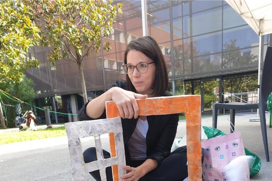 Clara Peretti, referente per il progetto QAES, mostra ai bambini del Kids Camp attraverso il gioco come arieggiare correttamente le finestre per avere un’aria più pulita (Foto: Appa Bolzano)