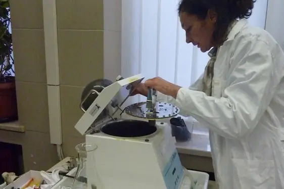 Radonanalyse, erste Phase: Entwicklung der Kernspurendetektoren CR39 (Foto: Landesagentur für Umwelt und Klimaschutz)