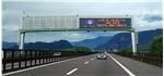 I messaggi visualizzati sui portali autostradali segnalano agli utenti dell’A22 che nel tratto sperimentale è in vigore un limite di velocità ridotto rispetto a quello generalmente in vigore (Foto: Appa Bolzano)