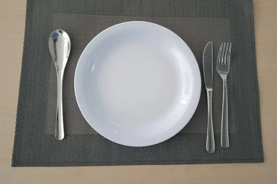 Wiederverwendbares Geschirr und Besteck: Teller, Löffel, Gabel und Messer (Foto: Sozialgenossenschaft Novum2)