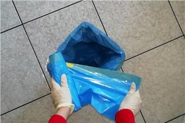 Für den Restmüll sind zwei bis drei übereinander gestülpte reißfeste Säcke im gewohnten Müllbehälter zu verwenden; Wegwerfhandschuhe sind unerlässlich (Foto: Landesagentur für Umwelt und Klimaschutz, Nadi