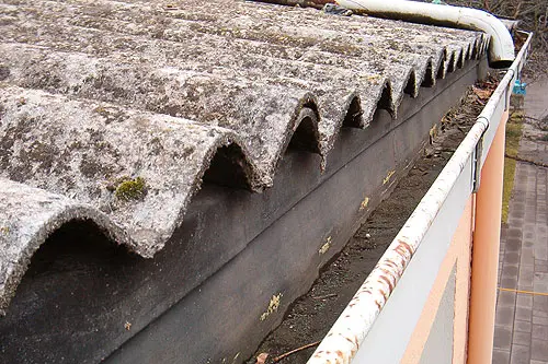 Asbestzementdach (Foto: Landesagentur für Umwelt und Klimaschutz)