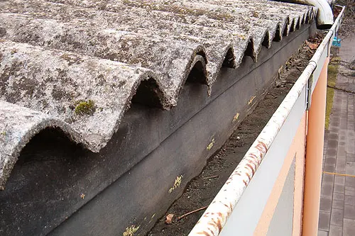 Asbestzementdach (Foto: Landesagentur für Umwelt und Klimaschutz)