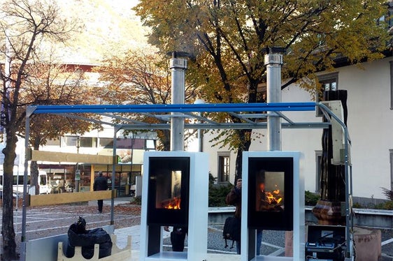 Dimostrazioni pratiche sulla corretta combustione delle stufe a legna (Foto: Agenzia provinciale per l'ambiente e la tutela del clima)