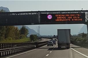 Die Nachrichten auf den Anzeigetafeln weisen die Benutzer der A22 auf ein reduziertes Geschwindigkeitslimit auf der Teststrecke hin (Foto: Umweltagentur Bozen)