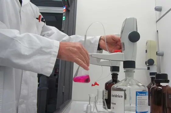 Säure-Base-Titration in der Lebensmittelanalytik (Foto: Landesagentur für Umwelt und Klimaschutz)