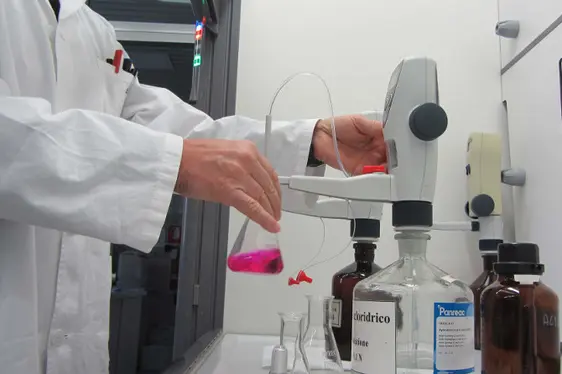 Säure-Base-Titration in der Lebensmittelanalytik (Foto: Landesagentur für Umwelt und Klimaschutz)