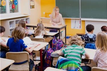 La scarsa qualità dell’aria all’interno degli edifici scolastici è un tema molto attuale divenuto oggetto di studio del progetto di ricerca Interreg QAES (foto: homepage QAES https://www.qaes.it/)