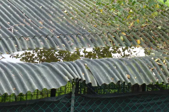 Wellblechdach mit Wasseransammlung (Foto: Landesagentur für Umwelt und Klimaschutz)