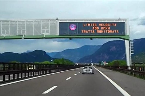 I messaggi visualizzati sui pannelli a messaggio variabile segnalano agli utenti che nel tratto sperimentale è in vigore un limite di velocità ridotto rispetto a quello generalmente in vigore (Foto: Appa Bolzano)