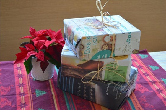 Denken beim Schenken: Beschichtetes Glanzpapier schadet der Umwelt, alternativ eignet sich Zeitungspapier oder Stoff (Foto: Landespresseagentur, M. Pichler)