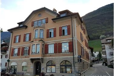 Das Rathaus von Marling vor der energetischen Sanierung (Foto: Gemeinde Algund, Öffentliche Arbeiten, Arch. Dr. Josef Garber)