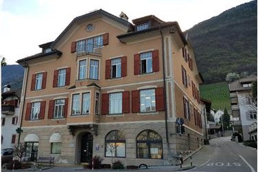 Das Rathaus von Marling vor der energetischen Sanierung (Foto: Gemeinde Algund, Öffentliche Arbeiten, Arch. Dr. Josef Garber)
