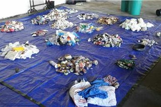 Aufteilung der Grobfraktion in Abfallfraktionen (Foto: Landesagentur für Umwelt, A. Marri, 2017)