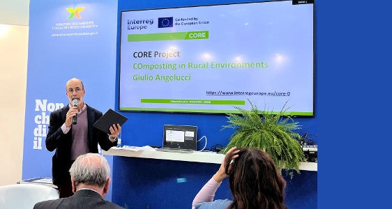 Der Beitrag von Giulio Angelucci auf der Messe „Ecomondo“ 2025 zum Interreg-Europe-Projekt „CORE” (Foto: Landesagentur für Umwelt und Klimaschutz)