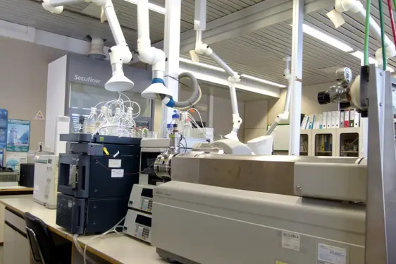 Auswertung der Analysendaten (Foto: Landesagentur für Umwelt, A. Zaccaria, 2016)