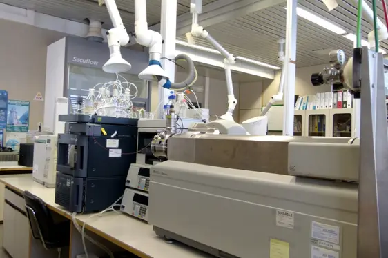 Auswertung der Analysendaten (Foto: Landesagentur für Umwelt, A. Zaccaria, 2016)