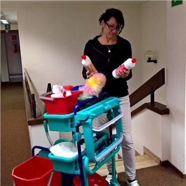 Die Auswahl und die Benutzung von umweltfreundlicheren Putzmitteln ist eine Priorität, welche sich die Landesverwaltung seit Jahren zu eigen gemacht hat (Foto: Biologisches Labor)