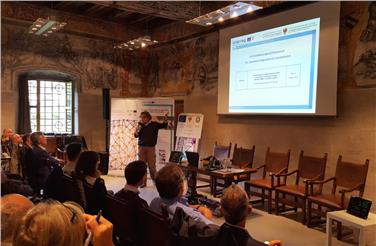 Fulici Gianmaria, tecnico del Laboratorio Analisi aria e radioprotezione, ha presentato le varie campagna di misura realizzate (Foto: Agenzia provinciale per l'ambiente e la tutela del clima)