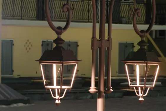 Vergleich einer traditioneller Laterne mit einer Laterne nach Umrüstung in full-cut-off