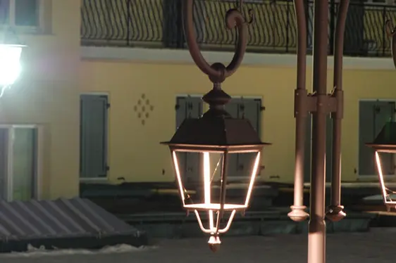 Vergleich einer traditioneller Laterne mit einer Laterne nach Umrüstung in full-cut-off