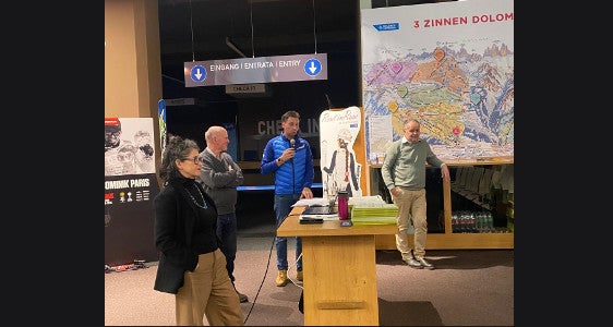 Elisa Poznanski (links) und Georg Pircher (ganz rechts) vom Amt für Abfallwirtschaft während des Treffens am 5. Februar zusammen mit den Verantwortlichen für die Bereiche Umwelt und Gastronomie der „3 Zinnen AG” (Foto: „3 Zinnen AG”)