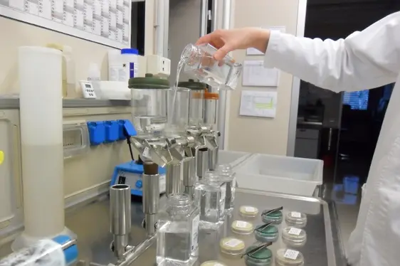 Filtrazione di 100 ml di campione d’acqua da analizzare (Foto: Agenzia provinciale per l’ambiente e la tutela del clima)