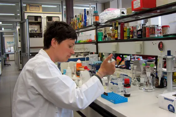 Einfüllen der vorbereiteten Probe in Fläschchen zur Analyse mittels HPLC-Gerät (Foto: Landesagentur für Umwelt und Klimaschutz)